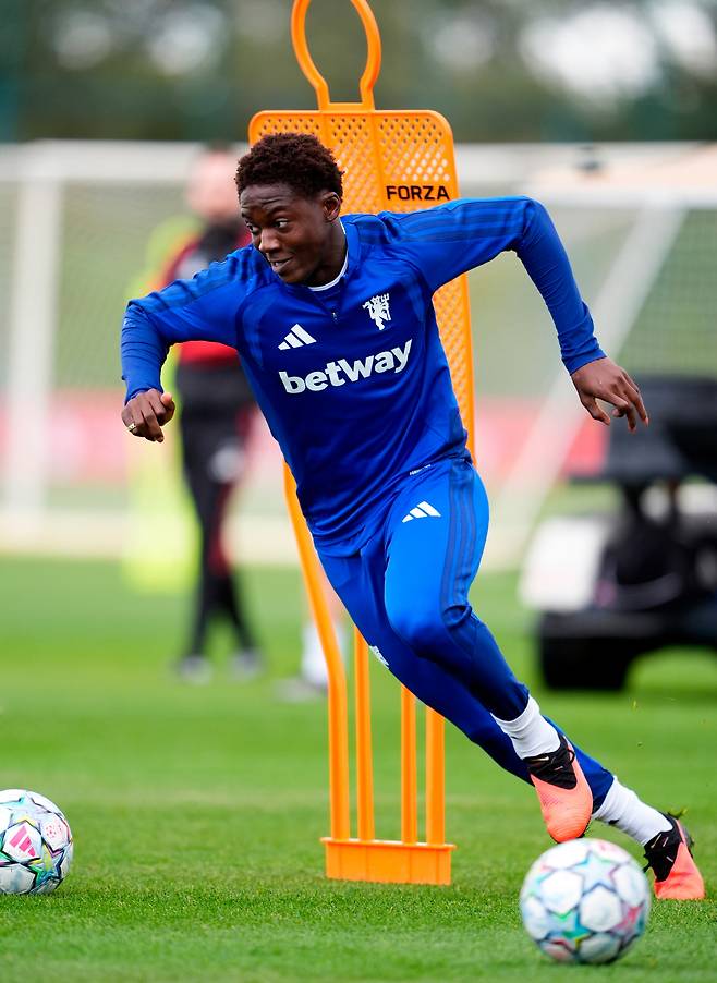 Manchester United's Kobbie Mainoo, runs during a training session at Carrington Training Centre in Manchester, England, Wednesday Sept. 9, 2026. (Peter Byrne/PA via AP) UNITED KINGDOM OUT; NO SALES; NO ARCHIVE; PHOTOGRAPH MAY NOT BE STORED OR USED FOR MORE THAN 14 DAYS AFTER THE DAY OF TRANSMISSION; MANDATORY CREDIT<저작권자(c) 연합뉴스, 무단 전재-재배포, AI 학습 및 활용 금지>