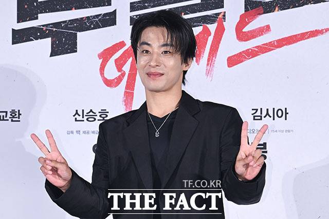 배우 구교환이 주연을 맡은 영화 '부활남: 더 레드'가 SCREENX, 4DX, MX4D에서도 개봉한다. 사진은 8 26일 오전 서울 광진구 롯데시네마 건대입구에서 열린 영화 '부활남: 더 레드' 제작보고회에 참석해 포즈를 취하고 있는 모습. /서예원 기자