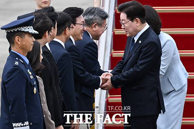 이재명 대통령과 더불어민주당의 지지율이 동반 하락하는 흐름이다. 사진은 이 대통령이 지난 10일 오후 프랑스 국빈 방문 일정을 마친 후 경기 성남시 서울공항에 도착해 김민석 민주당 대표(왼쪽 여섯 번째)와 악수하는 모습. /송호영 기자