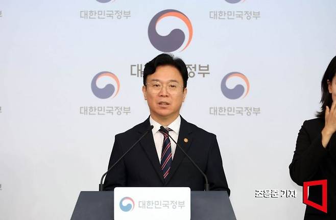 김영훈 고용노동부 장관이 15일 서울 종로구 정부서울청사에서 '메가특구 특별법 관련 사회적 대화 제안' 브리핑을 하고 있다. 2026.9.15 조용준 기자
