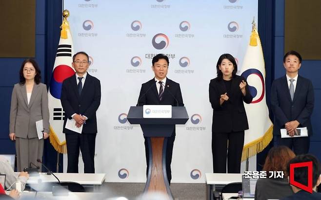 김영훈 고용노동부 장관이 15일 서울 종로구 정부서울청사에서 '메가특구 특별법 관련 사회적 대화 제안' 브리핑을 하고 있다. 2026.9.15 조용준 기자