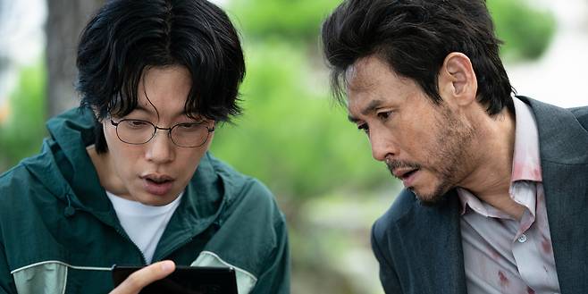 '들쥐'의 주연 배우 설경구(오른쪽)와 류준열./넷플릭스