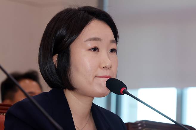 이소영 중소벤처기업부 장관 후보자가 15일 오전 서울 여의도 국회 산업통상자원중소벤처기업위원회에서 열린 인사청문회에서 생각에 잠겨 있다./뉴스1