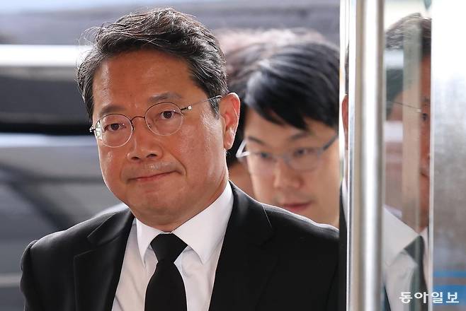 김승원 법무부 장관 후보자가 14일 오전 서울 종로구에 마련된 인사청문회 준비사무실로 출근하고 있다. 박형기 기자 oneshot@donga.com