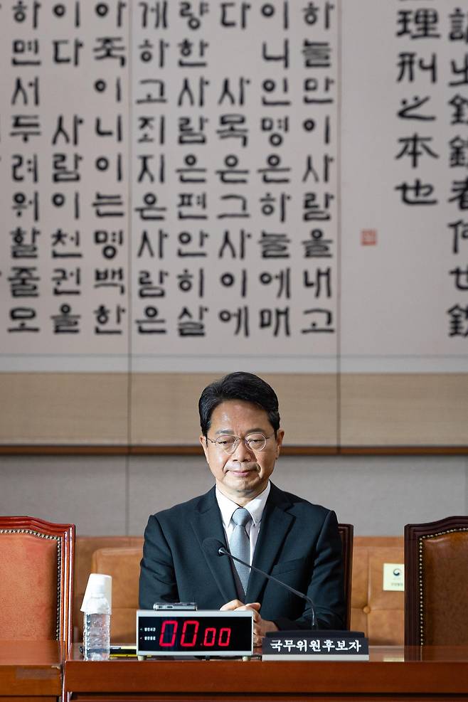 김승원 법무부 장관 후보자가 15일 서울 여의도 국회 법제사법위원회 인사청문회에 출석해 생각에 잠겨 있다. 뉴스1