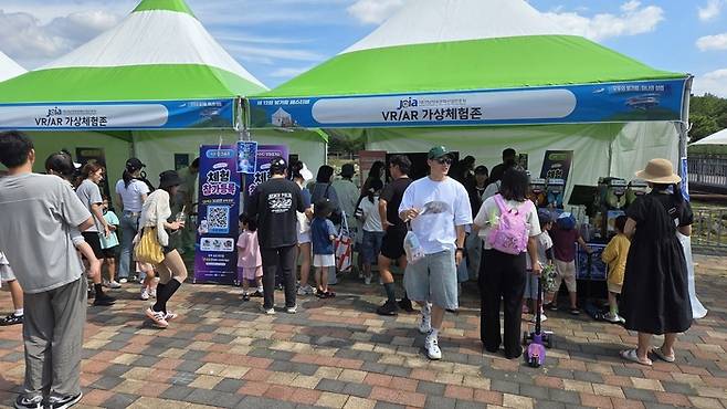 '제12회 빛가람 페스티벌'에서 시민들이 가상융합기술을 체험하고 있다.