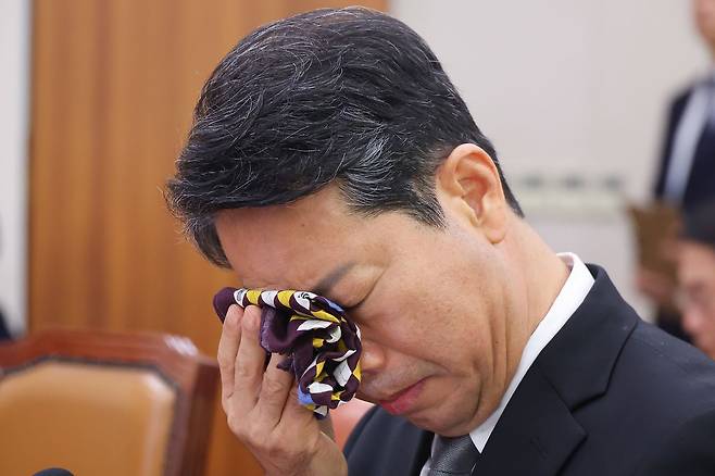 김승원 법무부 장관 후보자가 15일 서울 여의도 국회 법제사법위원회에서 열린 인사청문회에서 발언하며 손수건으로 눈가를 닦고 있다. 뉴스1