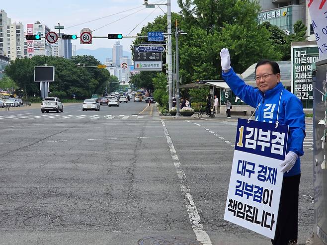 대구시장 선거에 출마한 김부겸 전 국무총리가 지난 5월 14일 대구 범어네거리에서 출근길 인사를 하고 있다. 대구=하준호 기자