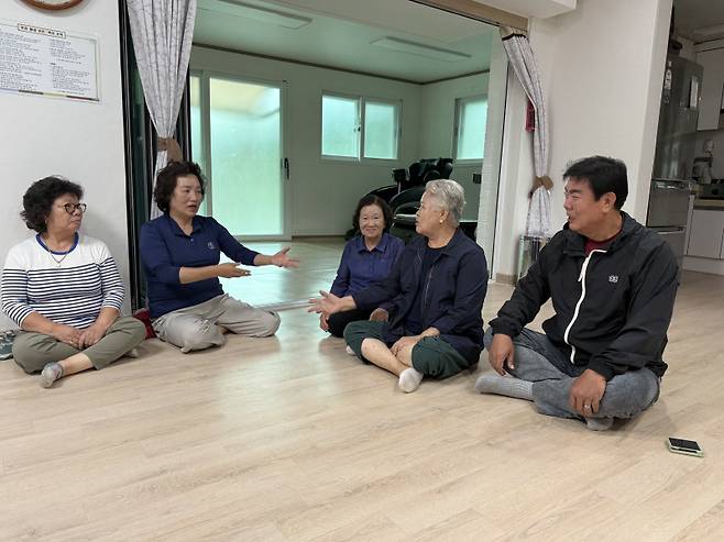 문 통장이 노인회관에서 주민들과 생활민원을 논의하고 있다. 백승원 기자