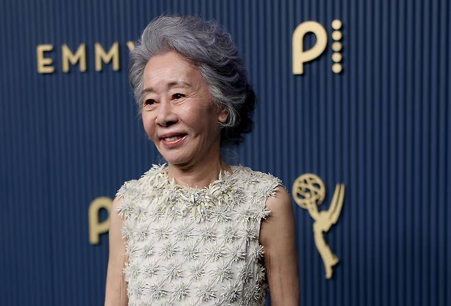 <성난 사람들> 시즌2에 출연한 배우 윤여정이 미국 로스앤젤레스(LA) 피콕 극장에서 열린 제78회 프라임타임 에미상 시상식에 참석해 포즈를 취하고 있다. EPA 연합뉴스