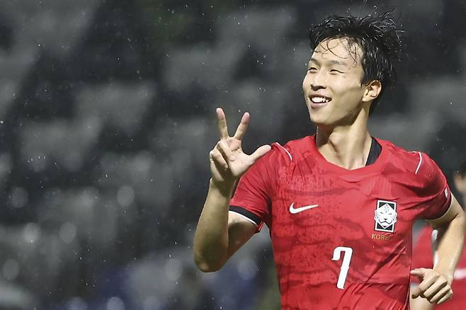 15일 일본 나고야 미즈호 공원 럭비경기장에서 열린 2026 아이치·나고야 아시안게임 남자 축구 D조 1차전 카타르전에서 한국 엄지성이 해트트릭을 한 뒤 기뻐하고 있다. 연합뉴스