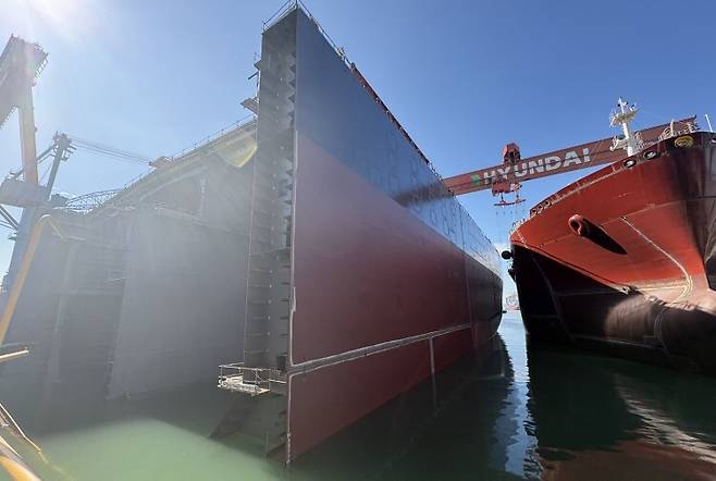 HD현대삼호 조선소에서 30만t급 초대형 원유운반선(VLCC)의 부분 진수 작업이 진행되고 있다. HD현대삼호 제공