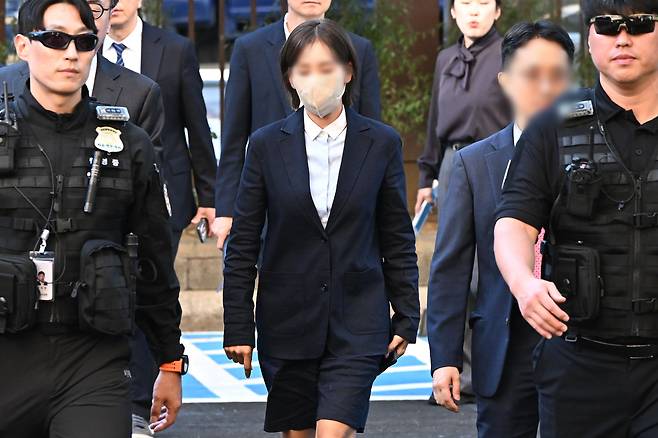 김승원 법무부장관 후보자 관련 식약처 신약 승인 청탁 의혹에 연루된 브로커 양수진씨가 15일 서울 마포구 서부지방법원에서 열린 결심공판에 출석하고 있다.