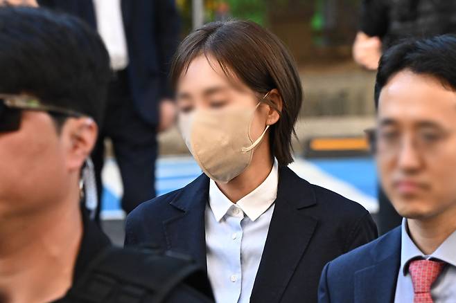 김승원 법무부장관 후보자 관련 식약처 신약 승인 청탁 의혹에 연루된 브로커 양수진씨가 15일 서울 마포구 서부지방법원에서 열린 결심공판에 출석하고 있다.