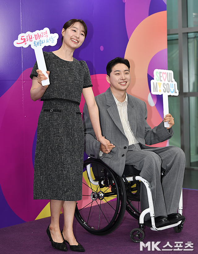 남편 박위가 거센 논란 속에서 활동을 중단하고 침묵을 지키고 있는 가운데, 가수 겸 배우 송지은이 묵묵히 본업인 방송 진행자 자리를 지키며 눈물의 복귀를 치렀다.사진=천정환 기자