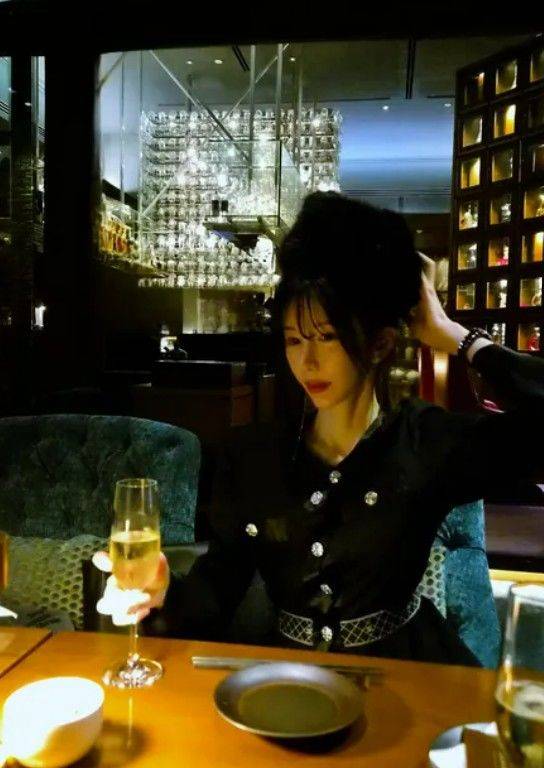 [서울=뉴시스] 신주아가 레스토랑에서 포즈를 취한 모습이다. (사진=신주아 SNS 캡처 ) 2026.09.15. photo@newsis.com *재판매 및 DB 금지