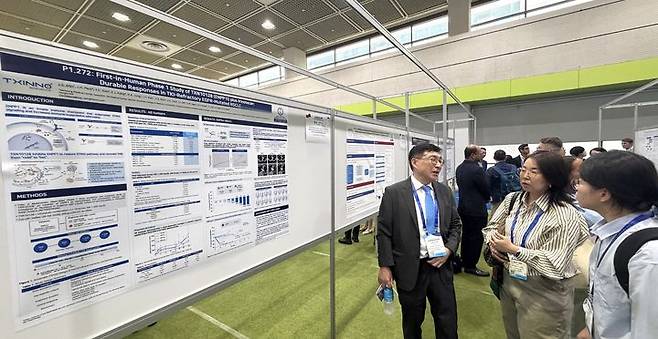 [서울=뉴시스] 안진석 삼성서울병원 혈액종양내과 교수가 서울 코엑스에서 진행 중인 IASLC 세계폐암학회(WCLC 2026)에서 티씨노바이오사이언스의 경구용 ENPP1 저해제 'TXN10128' 임상 1상 결과를 포스터로 발표하고 있다. (사진=티씨노바이오사이언스 제공) 2026.09.15. photo@newsis.com *재판매 및 DB 금지