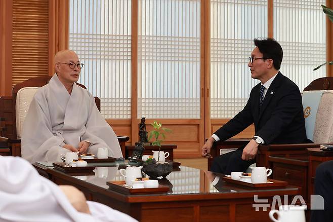 [서울=뉴시스] 국회사진기자단 = 김민석 더불어민주당 대표가 15일 오후 서울 종로구 조계사에서 대한불교조계종 총무원장 진우스님을 예방하며 환담을 나누고 있다. 2026.09.15. photo@newsis.com