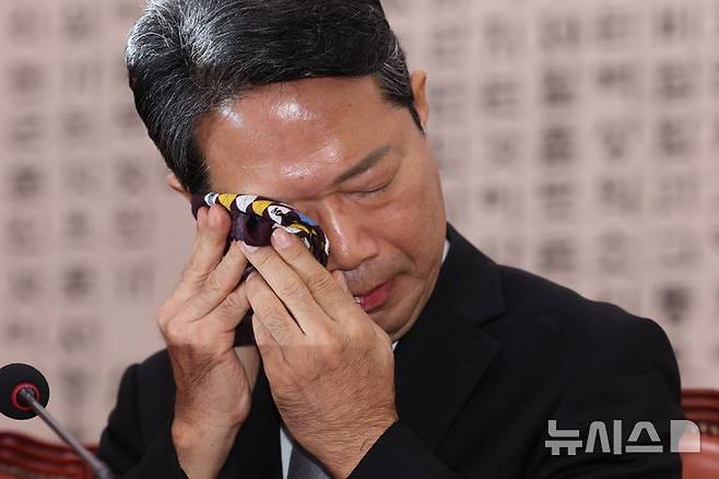 [서울=뉴시스] 최진석 기자 = 김승원 법무부 장관 후보가 15일 여의도 국회에서 열린 제439회 국회(정기회) 법제사법위원회 국무위원후보자(법무부장관 김승원) 인사청문회에서 의원의 자신의 가족 관련 질의에 답한 뒤 손수건으로 얼굴을 닦고 있다. 2026.09.15. myjs@newsis.com