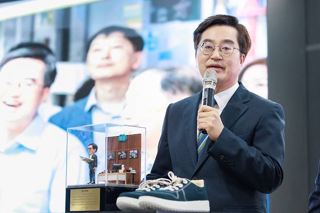 김동연 전 경기지사가 지난 6월 30일 경기도청 로비에서 마지막 직원 순회인사를 한 뒤 인사말을 하는 모습. 경기도 제공