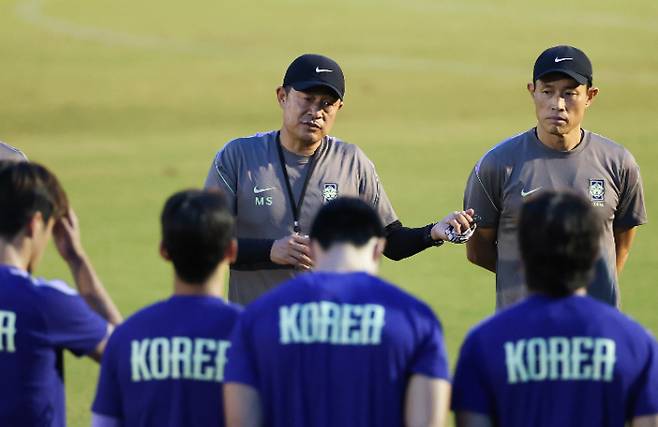 훈련 지시하는 이민성 감독. 연합뉴스
