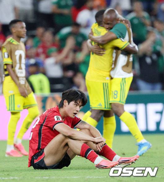 [OSEN=몬테레이(멕시코), 이대선 기자] 홍명보 감독이 이끄는 대한민국 축구대표팀은 25일(이하 한국시간) 오전 10시 멕시코 몬테레이 스타디움에서 개최된 2026 국제축구연맹(FIFA) 북중미 월드컵 조별리그 A조 최종전에서 남아프리카공화국에게 0-1 충격패를 당했다.&nbsp;1승2패가 된 한국은 A조 3위로 밀리며 32강 자력진출에 실패했다. 한국은 나머지 조들의 상황을 따져보고 32강에 진출할 가능성은 남아있다.경기 종료 후 대한민국 설영우가 패배에 아쉬워하고 있다. 2026.06.25 /sunday@osen.co.kr
