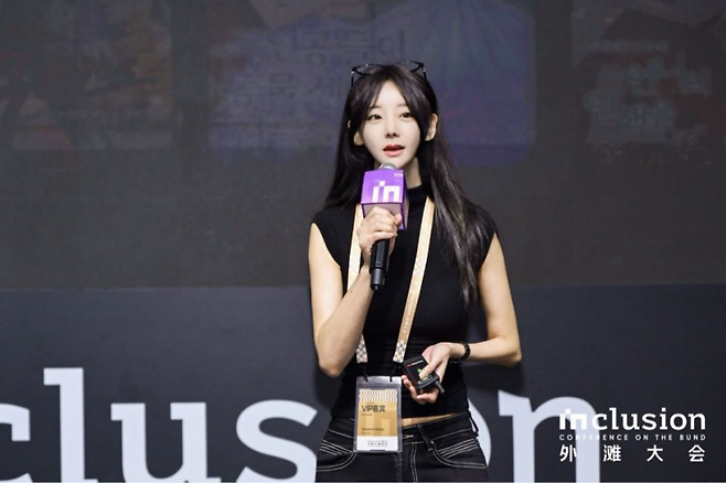 강서연 스텔라앤 대표가 중국 상하이에서 열린 ‘2026 인클루전·와이탄대회’에서 스토리 IP 영상화 AI 제작 운영체제 ‘미스릴’을 소개하고 있다. (제공= 스텔라앤)