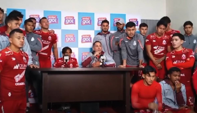 지난 13일 볼리비아 프로축구 구아비라 선수단이 기자회견을 열고 소속 골키퍼 후안 마누엘 페렐이 경기 전 살해 협박을 받았다고 주장하고 있다. 구아비라 선수단은 볼리비아 축구계에 이른바 ‘마피아’가 존재한다며 철저한 조사를 촉구했다. 브루훌라 영상 캡처
