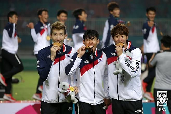 지난 2018 자카르타·팔렘방 아시안게임 남자축구 금메달로 병역 특례를 받은 황의조(오른쪽부터) 손흥민 조현우. /사진=대한축구협회 제공