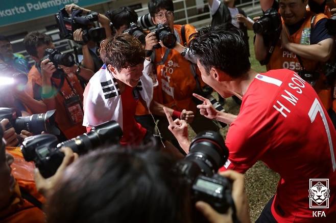 지난 2018 자카르타·팔렘방 아시안게임 남자축구 금메달을 차지한 뒤 기뻐하고 있는 황의조(왼쪽)와 손흥민. /사진=대한축구협회 제공
