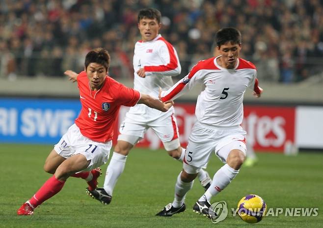 2009년 4월 서울 상암월드컵경기장에서 열린 대한민국과의 2010 남아공월드컵 최종예선 경기에 출전했던 리광천(오른쪽) 북한 축구 대표팀 감독. 사진 연합뉴스