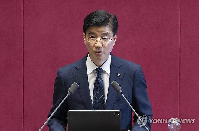 정치 분야 대정부 질문하는 이해식 의원 (서울=연합뉴스) 황광모 기자 = 더불어민주당 이해식 의원이 9일 국회에서 열린 제439회 정기회 5차 본회의 대정부 질문에서 정치 분야 질문을 하고 있다. 2026.9.9 hkmpooh@yna.co.kr