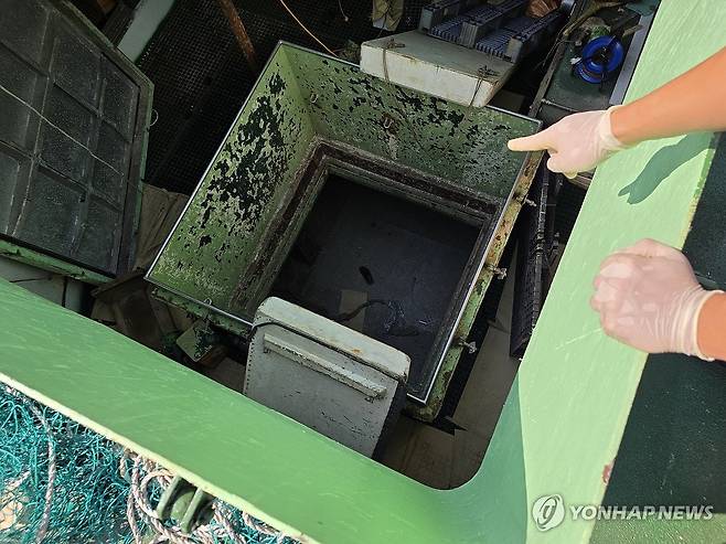 부산 감천항 선박서 프레온 가스 누출로 2명 심정지 (부산=연합뉴스) 15일 오전 8시 37분께 부산 사하구 감천동에 정박한 769t급 러시아 어선에서 프레온 냉매 가스가 누출됐다는 신고가 들어와 경찰과 소방 당국이 출동해 대응하고 있다. 이 사고로 러시아 선원 4명이 다쳤으며, 이 가운데 2명은 심정지 상태다. 2026.9.15 [부산소방재난본부 제공. 재판매 및 DB 금지] photo@yna.co.kr