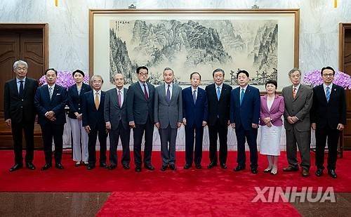 지난 2024년 왕이 외교부장 만난 일중의원연맹 의원 [신화=연합뉴스 자료사진]