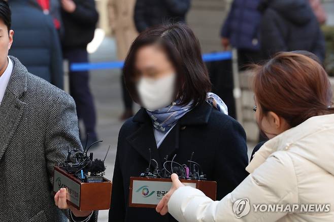 항소심 선고공판 출석하는 정경심 전 교수 (서울=연합뉴스) 김주성 기자 = 자녀 입시 비리 혐의로 1심에서 실형을 선고받은 정경심 전 동양대 교수가 8일 오후 서울 서초구 서울고등법원에서 열리는 항소심 선고공판에 출석하고 있다. 2024.2.8 utzza@yna.co.kr