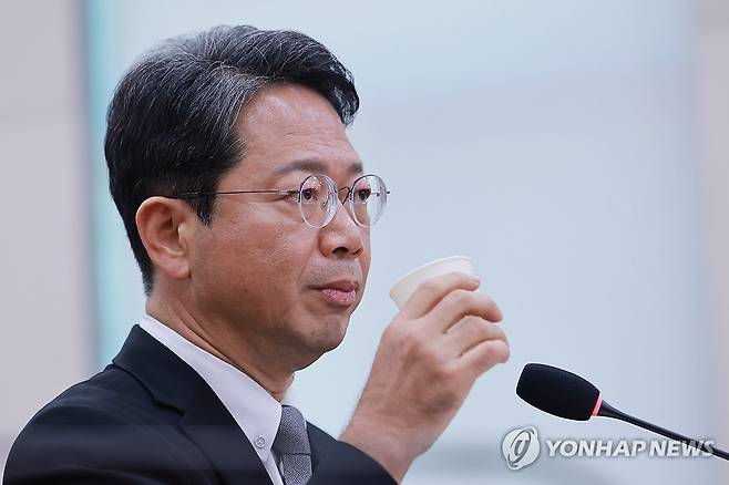 목 축이는 김승원 법무장관 후보자 (서울=연합뉴스) 신현우 기자 = 김승원 법무부 장관 후보자가 15일 국회 법제사법위원회에서 열린 인사청문회에서 물을 마시고 있다. 2026.9.15 nowwego@yna.co.kr