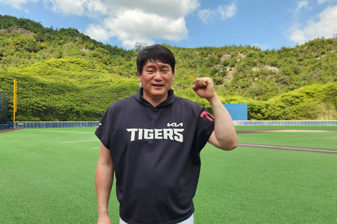 최근 함평 챌린저스 필드에서 만난 KIA 타이거즈 잔류군 타격 코치가 파이팅을 외치고 있다. 이정준 기자