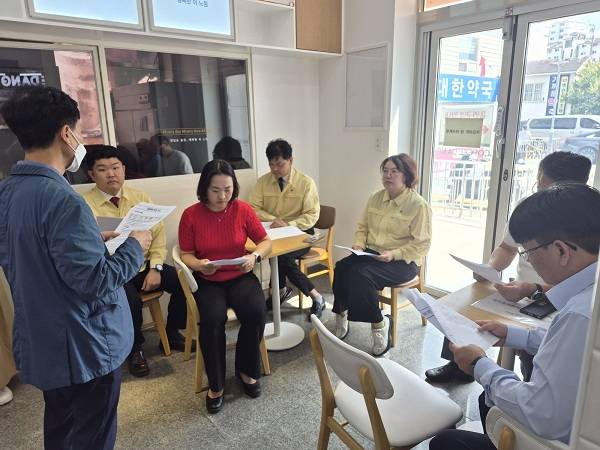 김해시의회 사회산업위원회가 강일병원을 방문해 관계자로부터 현황설명을 듣고 있다. / 김해시의회