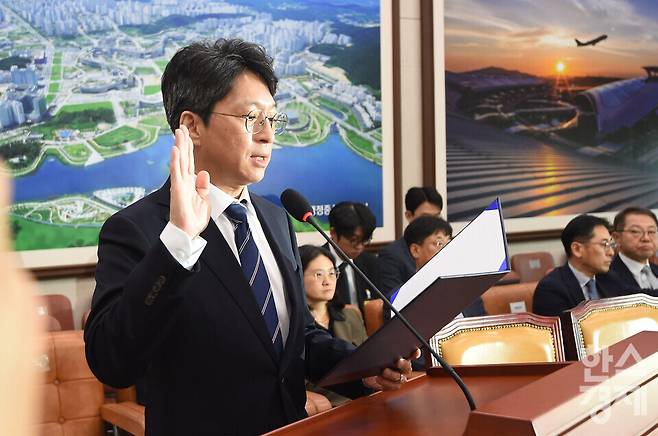 홍지선 국토교통부 장관 후보자가 16일 오전 서울 여의도 국회 국토교통위원회에서 열린 인사청문회에 출석, 증인선서를 하고 있다./ 이호형 기자 leemario@sporbiz.co.kr 2026.09.16