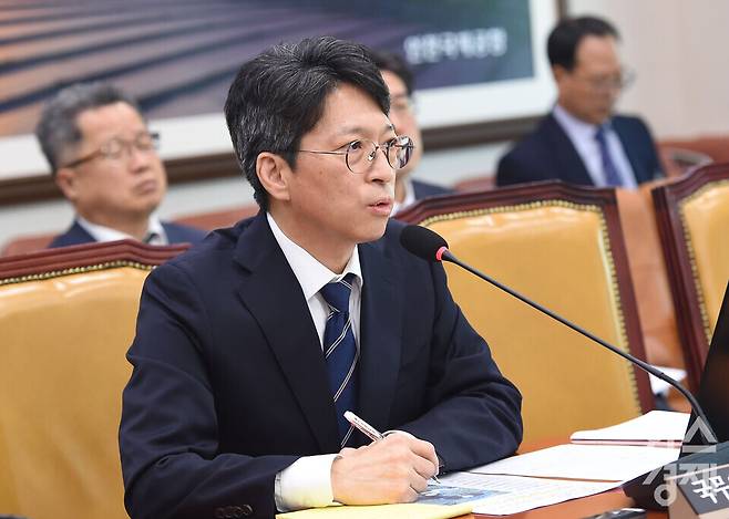 홍지선 국토교통부 장관 후보자가 16일 오전 서울 여의도 국회 국토교통위원회에서 열린 인사청문회에서 더불어민주당 윤종군 의원의 질의에 답하고 있다./ 이호형 기자 leemario@sporbiz.co.kr 2026.09.16
