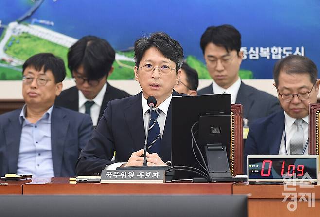 홍지선 국토교통부 장관 후보자가 16일 오전 서울 여의도 국회 국토교통위원회에서 열린 인사청문회에서 더불어민주당 윤종군 의원의 질의에 답하고 있다./ 이호형 기자 leemario@sporbiz.co.kr 2026.09.16