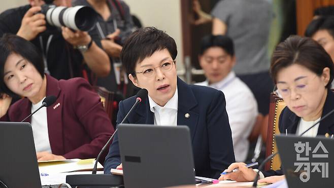 국민의 힘 김은혜 의원이 16일 오전 서울 여의도 국회 국토교통위원회에서 열린 인사청문회에서 홍지선 국토교통부 장관 후보자에게 질의를 하고 있다./ 이호형 기자 leemario@sporbiz.co.kr 2026.09.16
