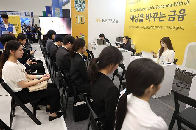 19일 오전 서울 중구 동대문디자인플라자에서 열린 '2026 금융권 공동채용 박람회'에서 구직자들이 면접을 준비하고 있다.(사진=이영훈 기자)