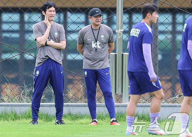 이민성 2026 아이치·나고야 아시안게임 축구대표팀 감독이 1일 충남 천안시 코리아풋볼파크에서 훈련하는 선수들을 지켜보고 있다. 2026.9.1 ⓒ 뉴스1 김도우 기자