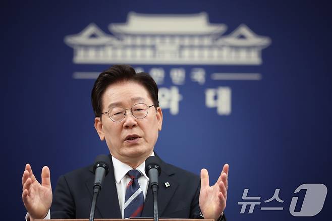 이재명 대통령이 지난 6월 청와대 춘추관에서 열린 유럽·G7 순방 결과 브리핑에서 취재진 질문을 받고 있다. 2026.6.19 ⓒ 뉴스1 이재명 기자