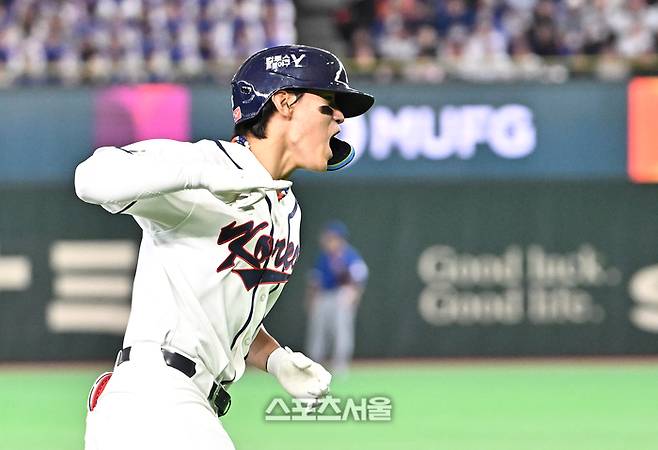 대한민국 야구대표팀의 김도영이 8일 일본 도쿄 도쿄돔에서 열린 2026 월드베이스볼클래식(WBC) 조별리그 대만과 경기 6회말 1사 1루 상황에서 대만의 린웨이언에게 역전 2점 홈런을 친 뒤 베이스를 돌며 세리머니를 하고 있다. 도쿄(일본) | 박진업 기자 upandup@sportsseoul.com