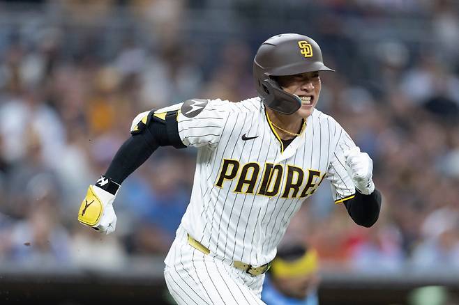 San Diego Padres' Sung-Mun Song runs to first on a sacrifice bunt before being called out in the third inning of a baseball game against the Milwaukee Brewers Monday, Aug. 10, 2026, in San Diego. (AP Photo/Karl Anderson)        <저작권자(c) 연합뉴스, 무단 전재-재배포, AI 학습 및 활용 금지>