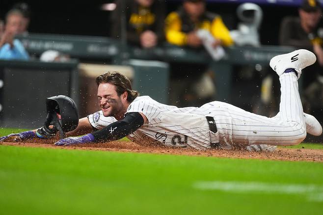 Colorado Rockies' Kyle Karros scores on a single hit by Troy Johnston in the seventh inning of a baseball game against the San Diego Padres Tuesday, Sept. 15, 2026, in Denver. (AP Photo/David Zalubowski)        <저작권자(c) 연합뉴스, 무단 전재-재배포, AI 학습 및 활용 금지>