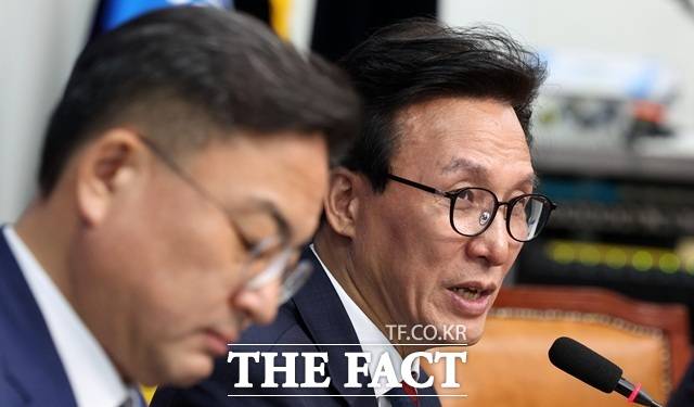 김민석 더불어민주당 대표가 현행 20석인 원내교섭단체 구성 요건을 15석으로 완화하는 방안을 추진하겠다고 밝힌 가운데 조국혁신당은 "유신 이전 10석으로 돌아가는 것이 상식이고 순리"라며 교섭단체 요건을 10석까지 낮춰야 한다고 주장했다. 사진은 김민석 더불어민주당 대표(오른쪽)가 지난달 24일 서울 여의도 국회에서 신장식 조국혁신당 대표를 예방하며 발언하고 있는 모습. /뉴시스