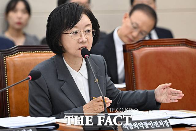 오유경 식약처장이 지난 11일 오전 서울 여의도 국회에서 열린 보건복지위원회 전체회의에서 의원 질의에 답하고 있다. /남용희 기자
